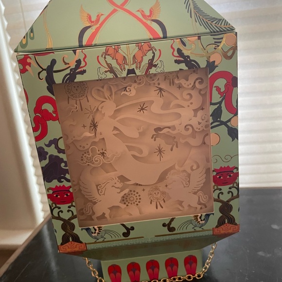 Lady M Netflix Over the Moon Cake Box - Picture 1 of 3